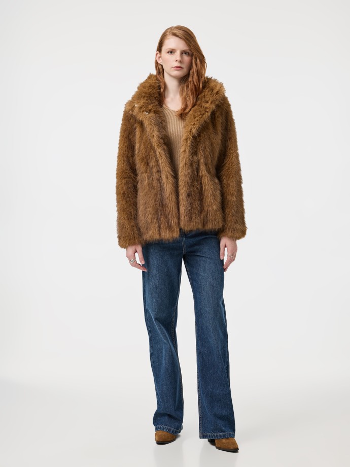 Casaco de pelo com carapuo