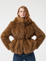 Casaco de pelo com carapuo