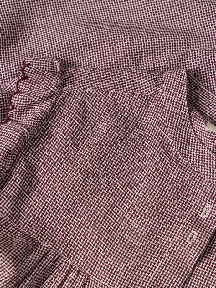 Camisa com folho nos ombros