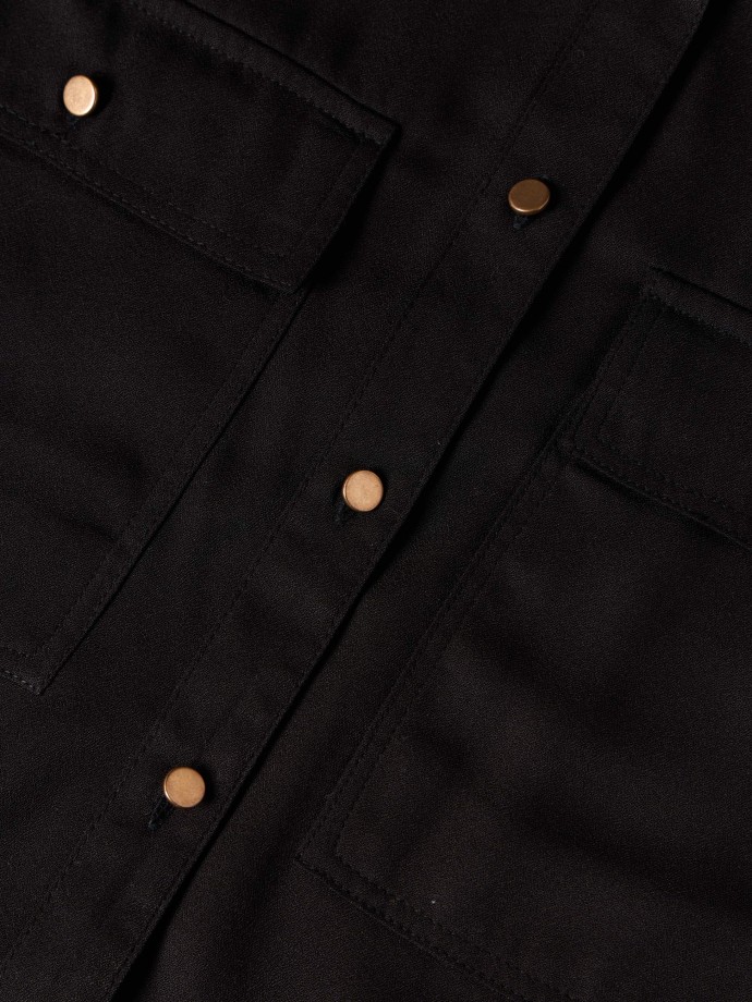 Camisa com bolsos Camisa com bolsos