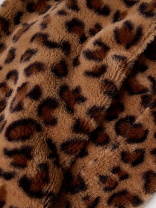 Gola em pelo sintético animal print Gola em pelo sintético animal print