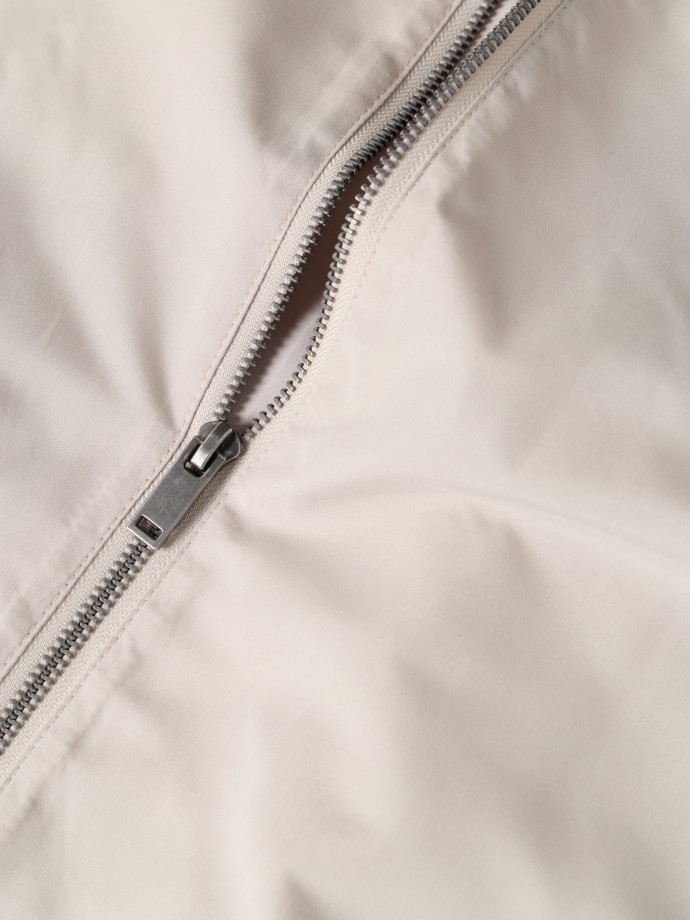 Casaco com gola subida