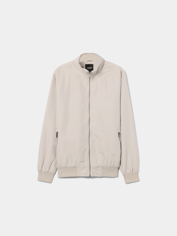 Casaco com gola subida