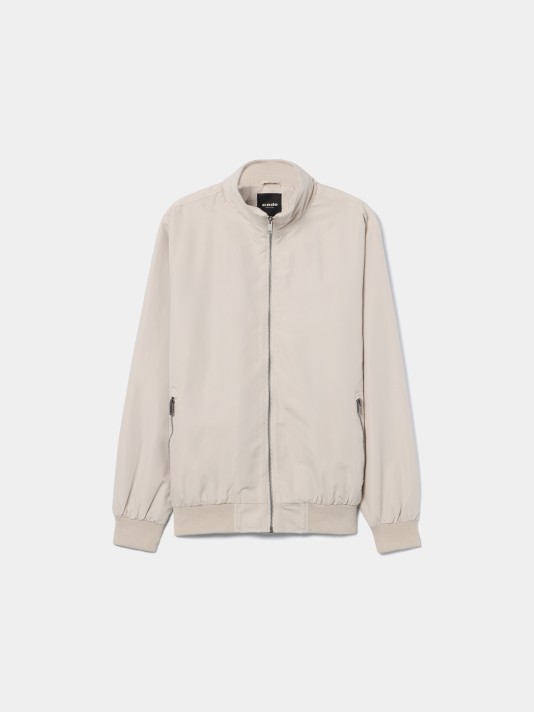 Casaco com gola subida