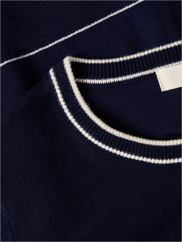 Casaco de malha com detalhes em contraste