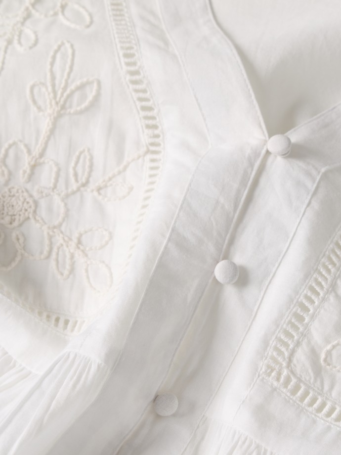 Blusa com Bordado e Decote em V