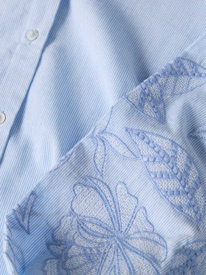 Camisa com mangas bordadas