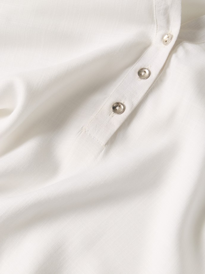 Blusa com decote em V e bot�es