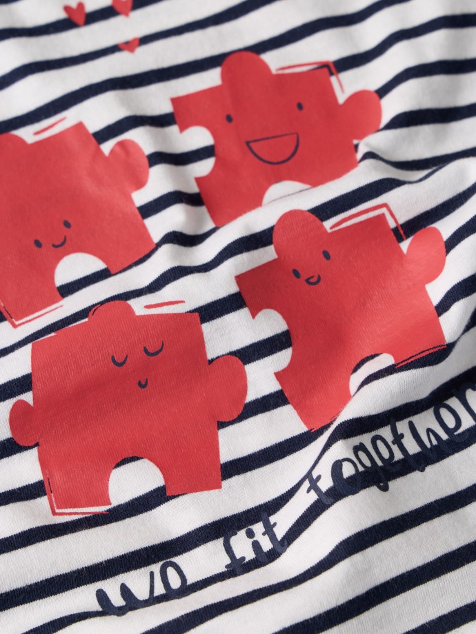 T-shirt �s riscas com estampado