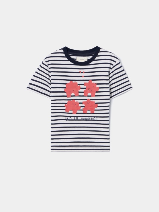 T-shirt �s riscas com estampado