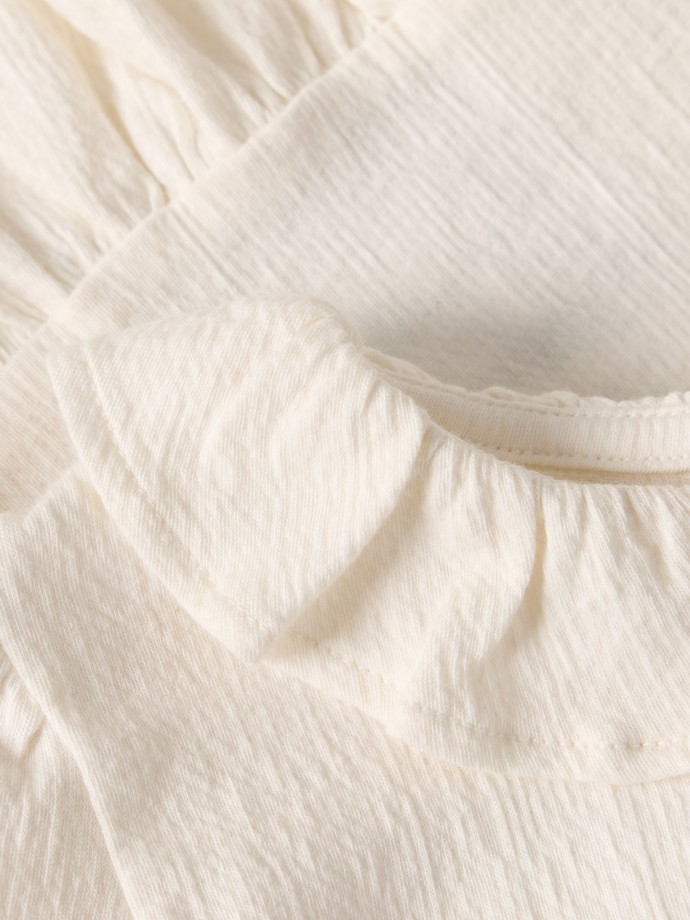 Blusa com gola peter pan e folho