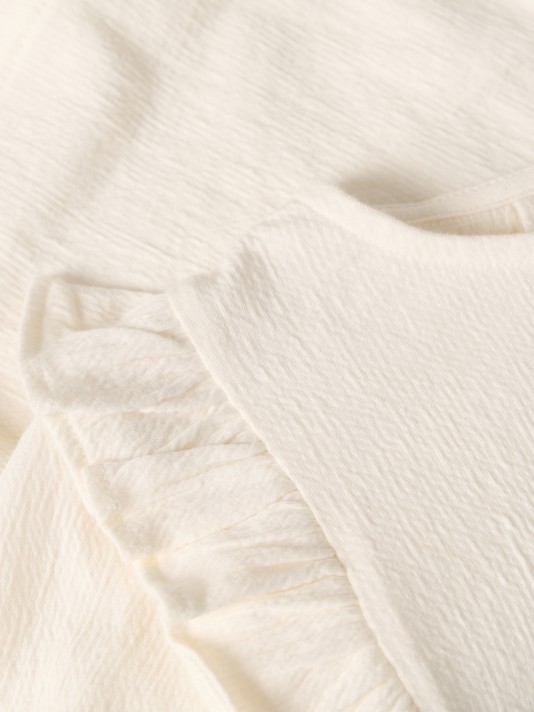 Blusa com folhos nos ombros Blusa com folhos nos ombros