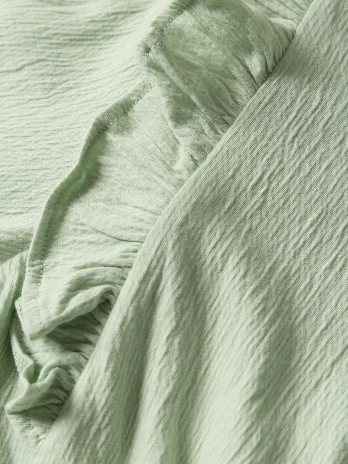 Blusa com folhos nos ombros