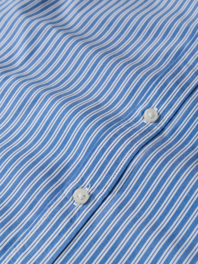 Camisa �s riscas com bolso