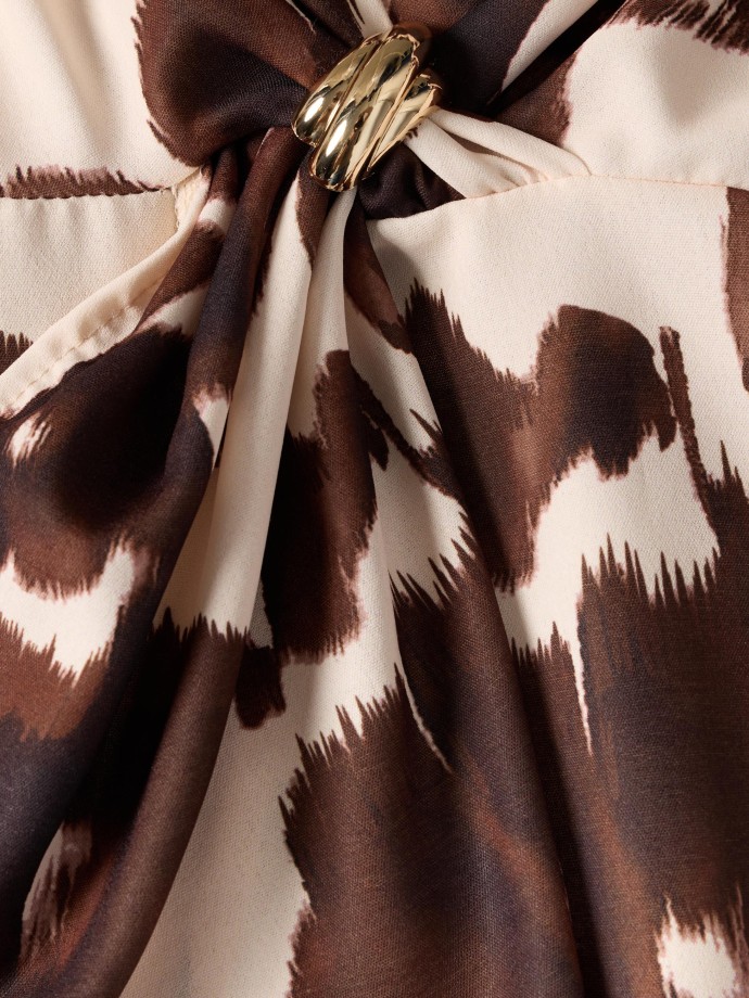 Vestido estampado com broche