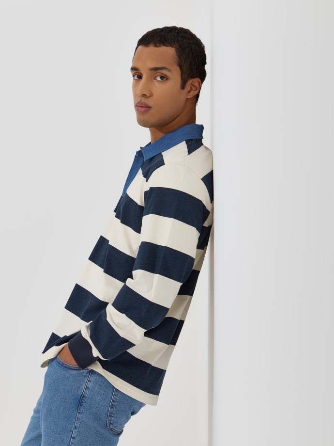 Polo �s riscas com gola em ganga