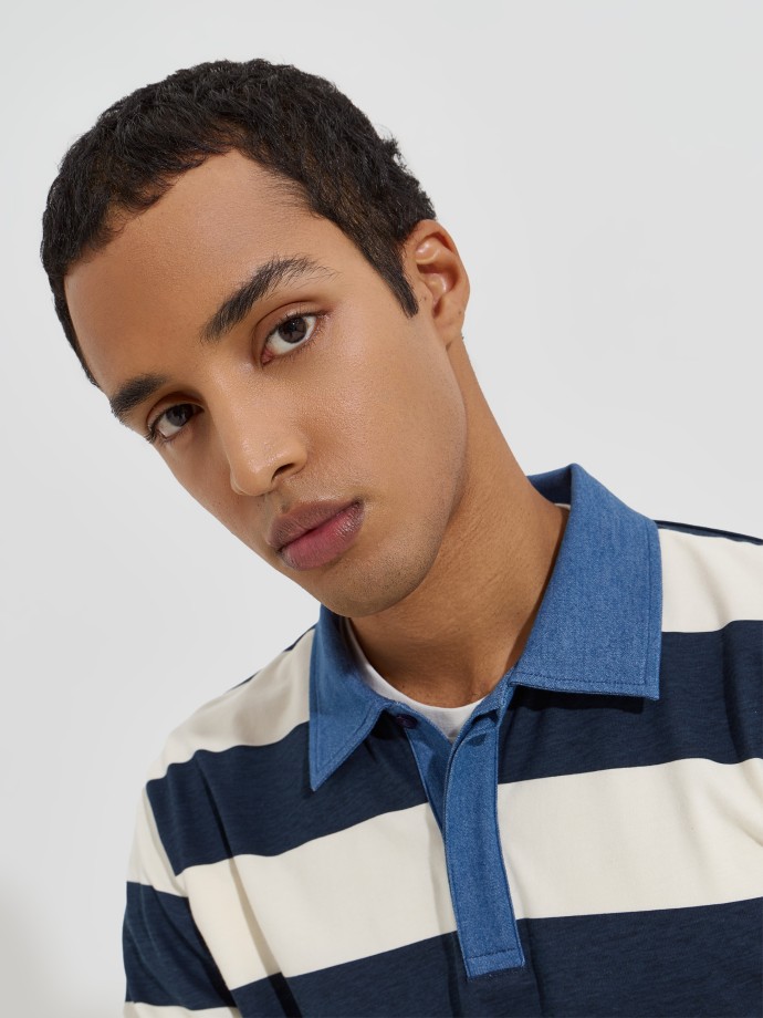 Polo �s riscas com gola em ganga