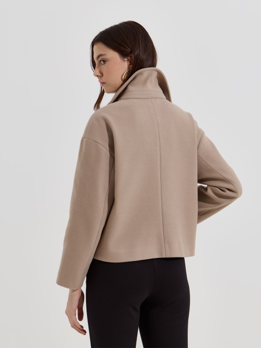 Casaco curto em fazenda Casaco curto em fazenda