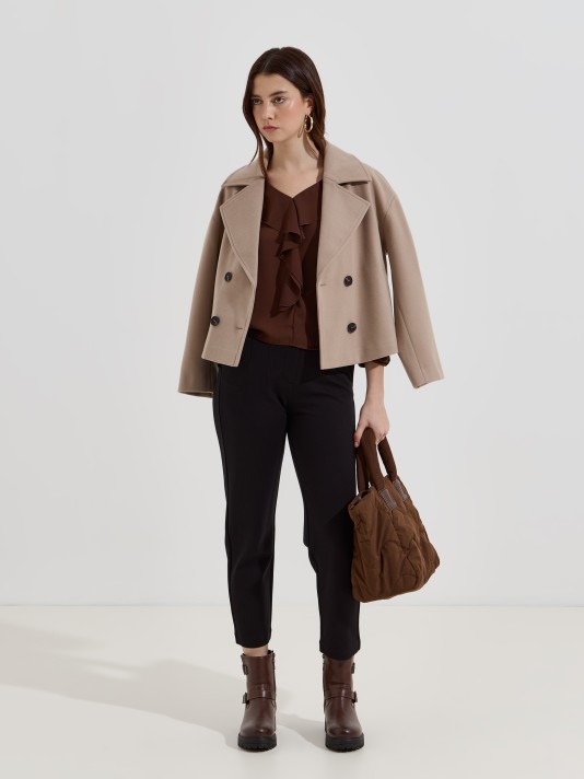 Casaco curto em fazenda Casaco curto em fazenda