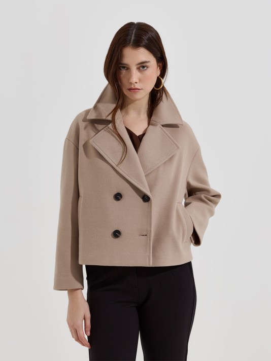 Casaco curto em fazenda Casaco curto em fazenda