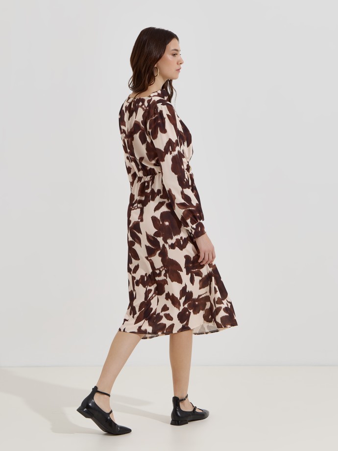 Vestido estampado com broche