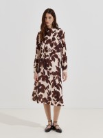 Vestido estampado com broche