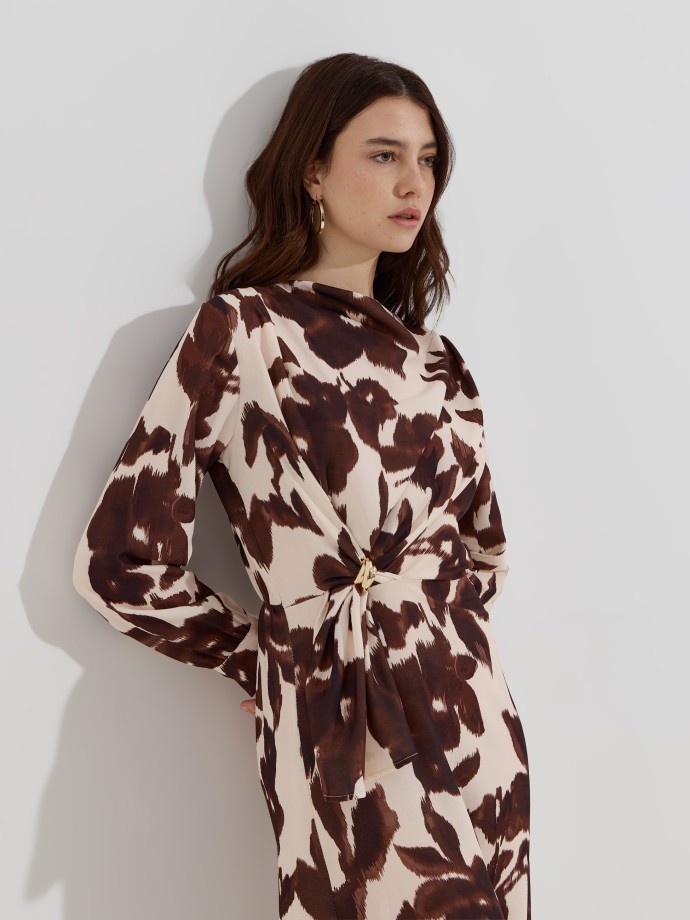 Vestido estampado com aplique