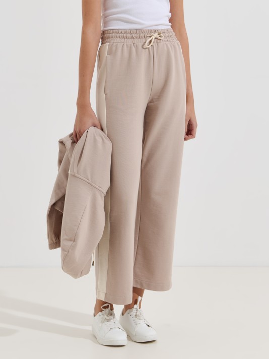 Calças com risca lateral Calças com risca lateral