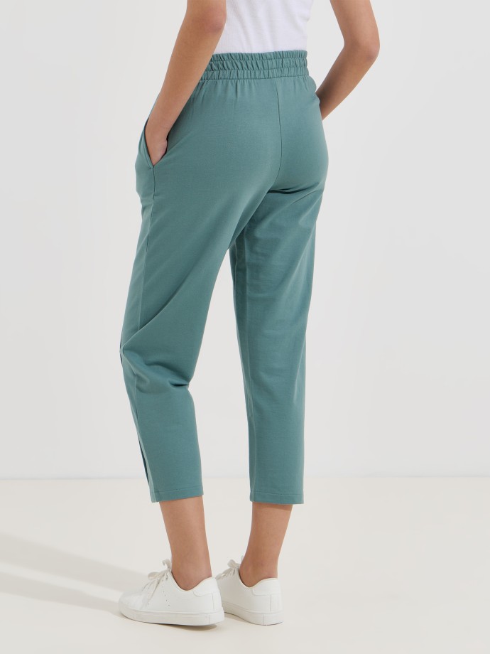 Cal�as em felpa com nervura