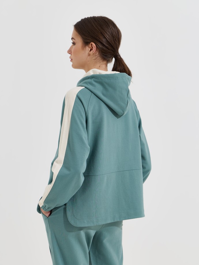 Camisola com carapu�o e risca lateral