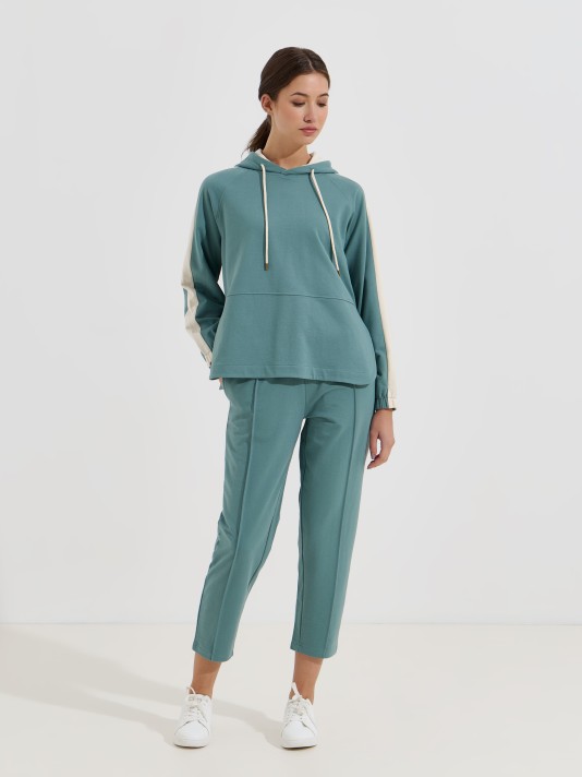 Camisola com carapuço e risca lateral Camisola com carapuço e risca lateral