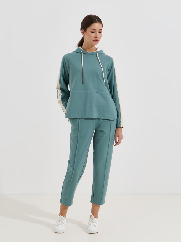 Camisola com carapu�o e risca lateral