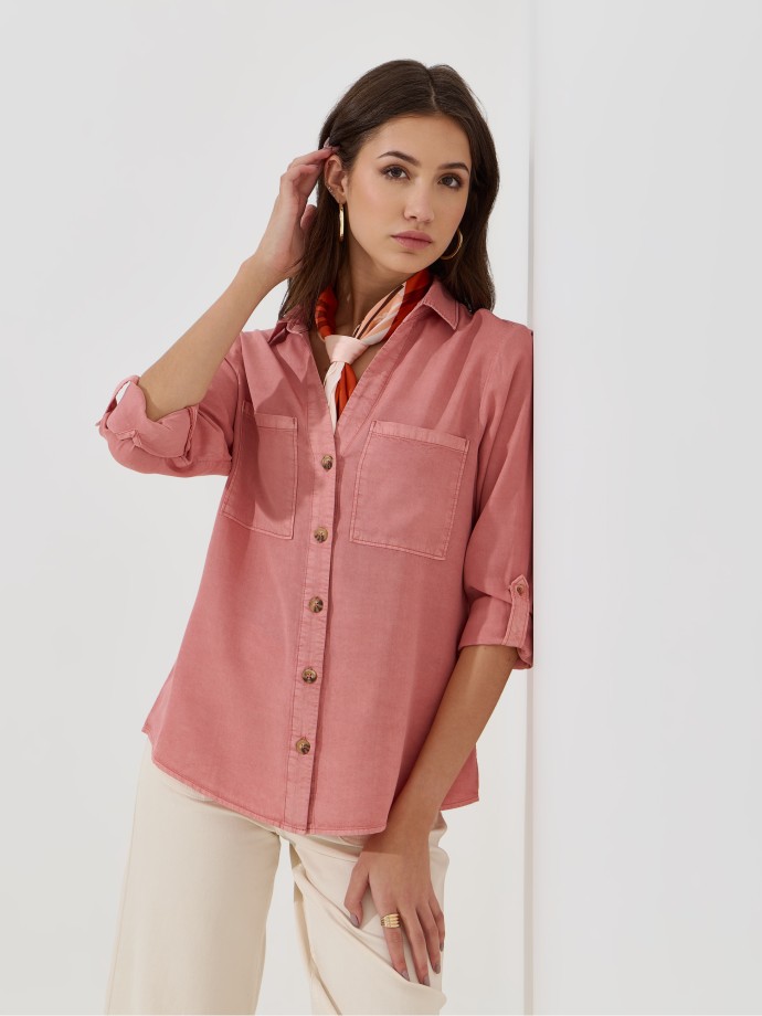 Camisa com bolsos e mangas ajust�veis