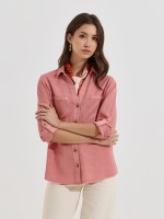 Camisa com bolsos e mangas ajust�veis