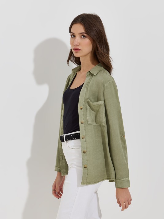 Camisa com bolsos e mangas ajustáveis Camisa com bolsos e mangas ajustáveis