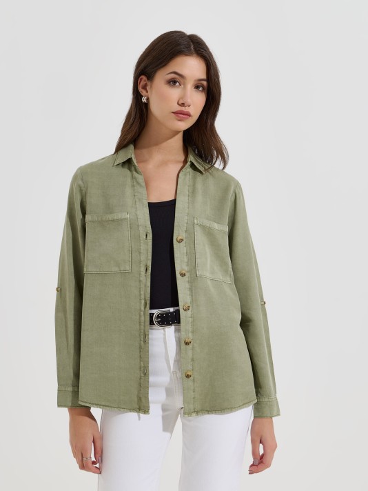 Camisa com bolsos e mangas ajust�veis