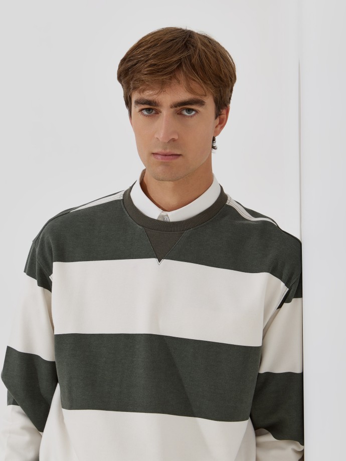 Camisola de felpa com riscas largas