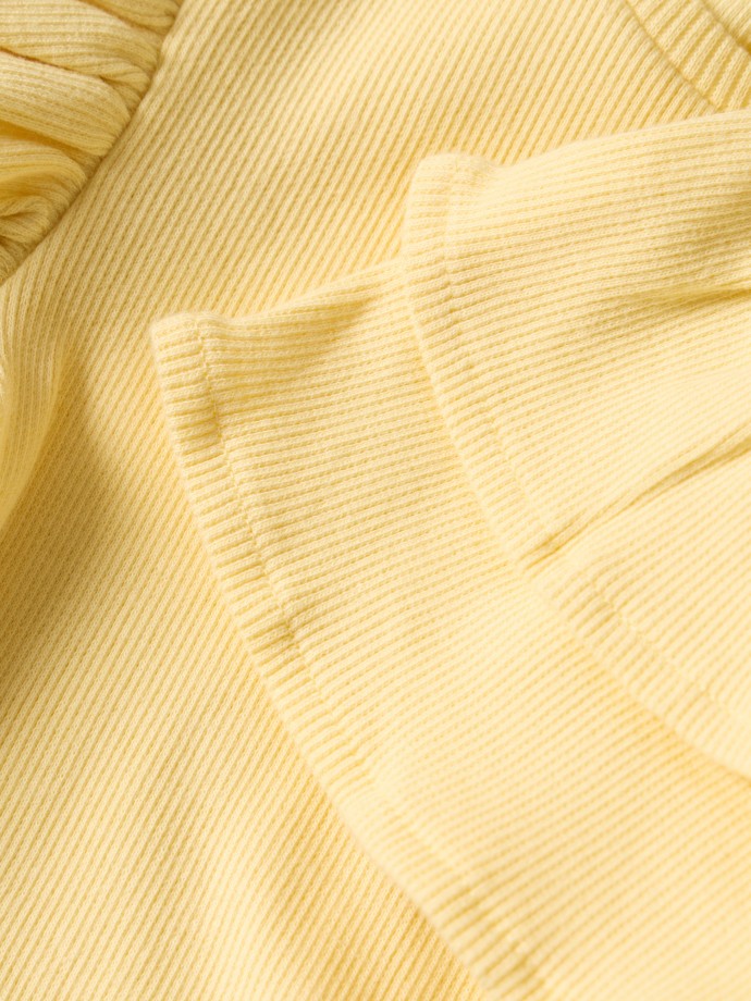 T-shirt canelada com folhos nas mangas