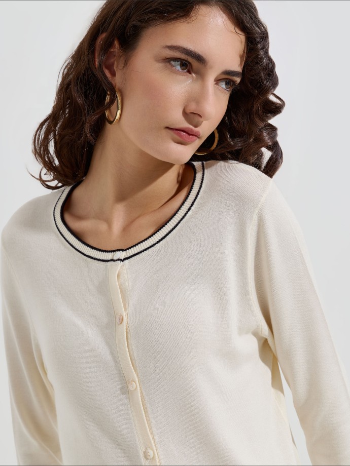 Casaco de malha com detalhes em contraste