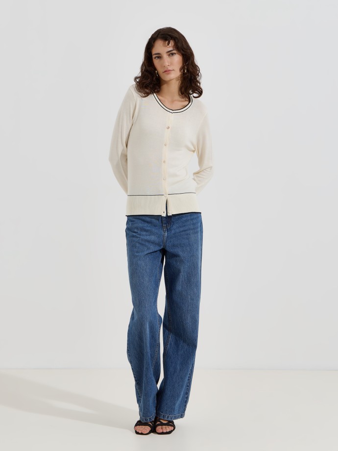 Casaco de malha com detalhes em contraste