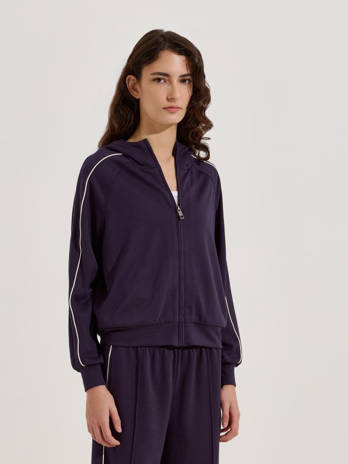 Casaco com riscas laterais