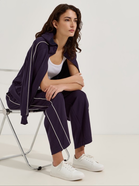 Calças com riscas laterais Calças com riscas laterais