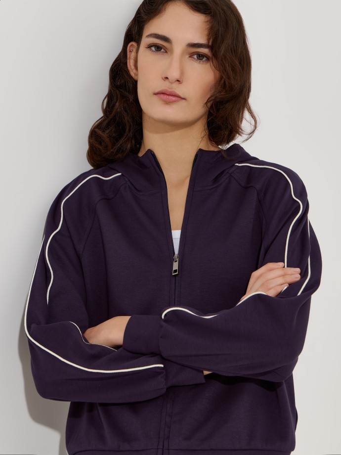 Casaco com riscas laterais