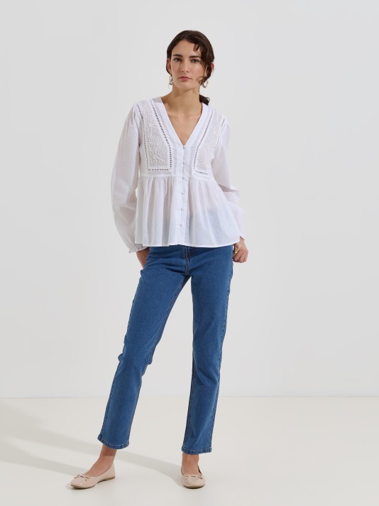 Blusa com Bordado e Decote em V Blusa com Bordado e Decote em V