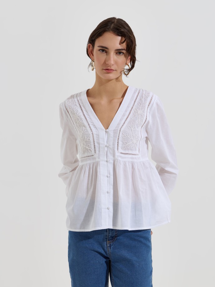 Blusa com Bordado e Decote em V