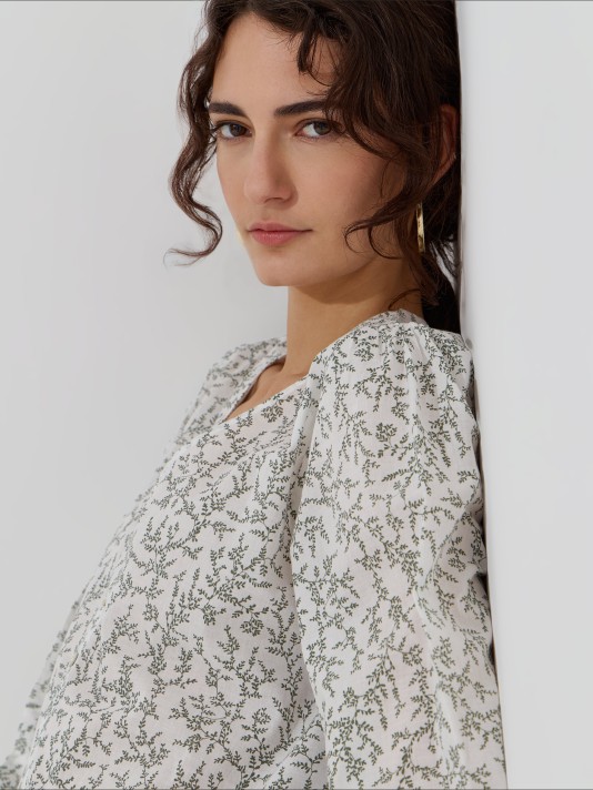 Blusa estampada com decote em V Blusa estampada com decote em V