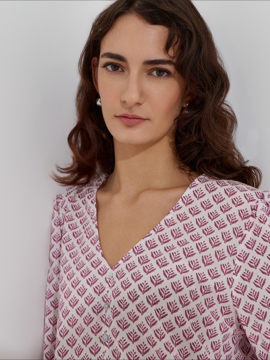 Blusa estampada com decote em V Blusa estampada com decote em V