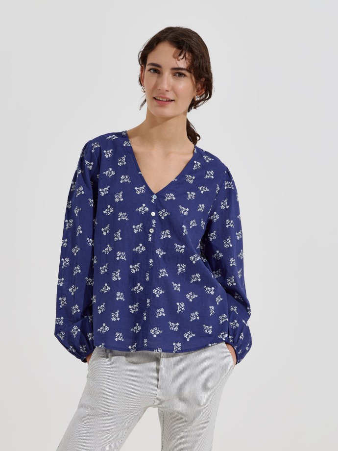 Blusa estampada com decote em V