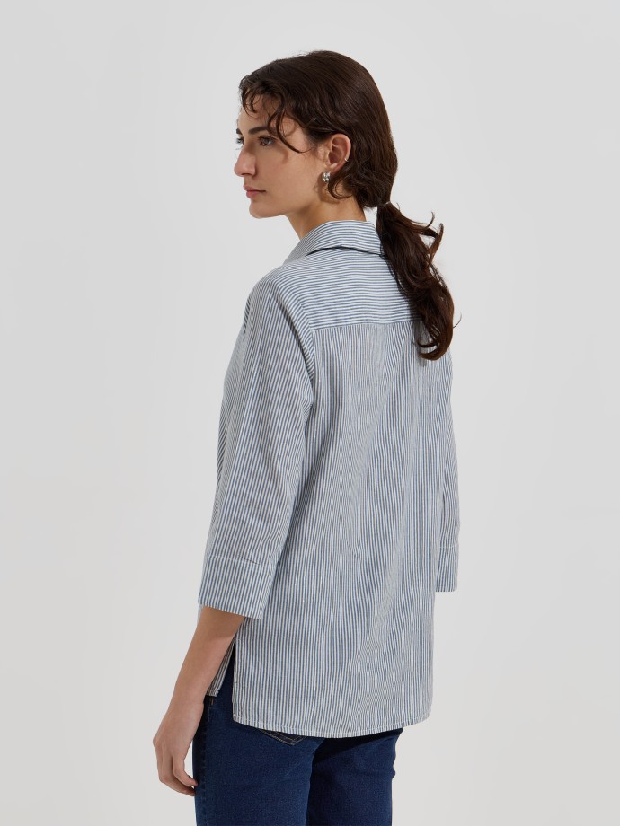 Blusa �s riscas com colarinho