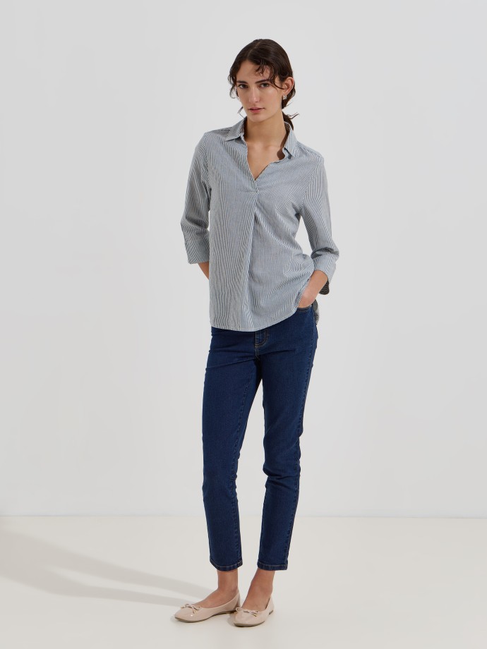 Blusa �s riscas com colarinho